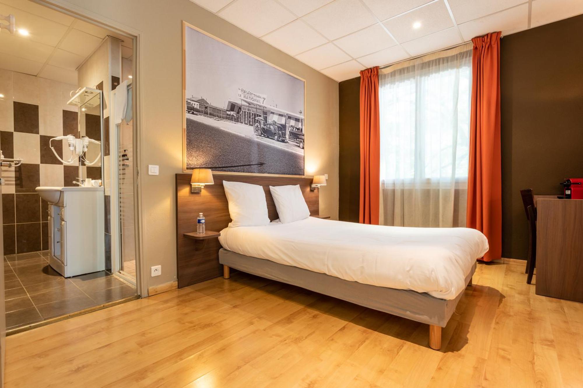 Logis Hotels Et Restaurant La Pause Rn7 La Coucourde Buitenkant foto