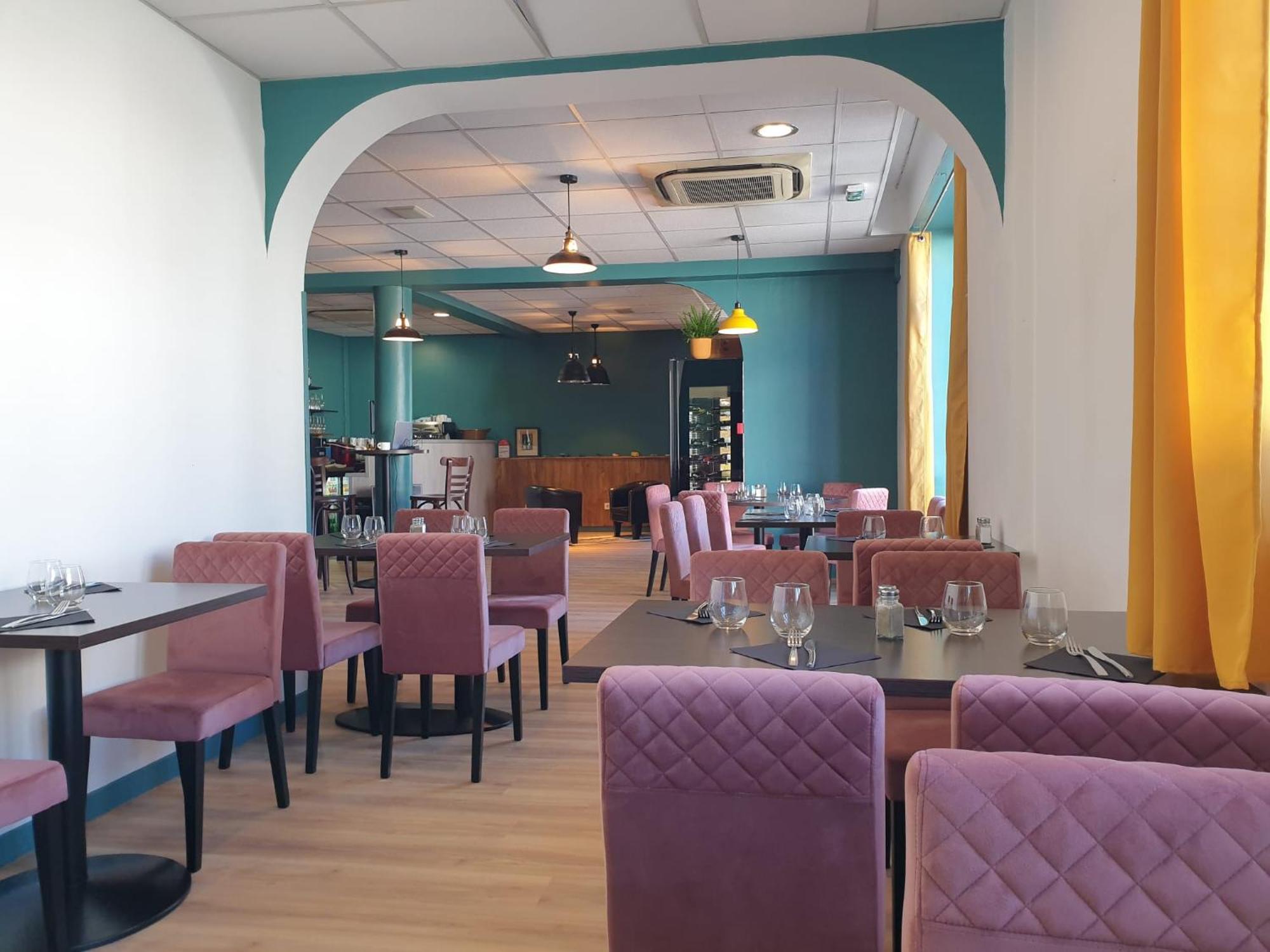 Logis Hotels Et Restaurant La Pause Rn7 La Coucourde Buitenkant foto